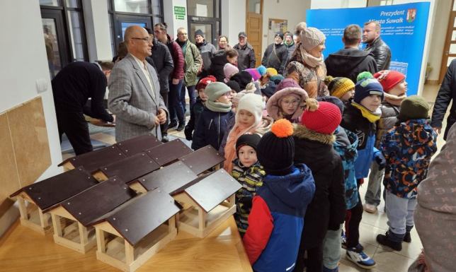 W środę (11 grudnia 2024r.) zostały rozdane karmniki dla ptaków.