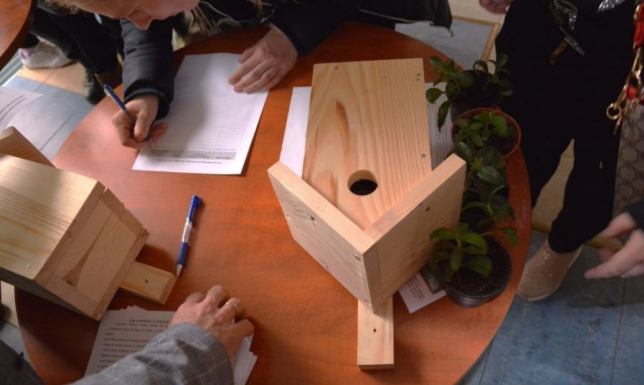 w suwalskim Urzędzie Miejskim rozdawane były budki dla ptaków