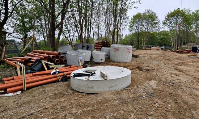 system odprowadzającego nadmiar wody do przydrożnych trawników
