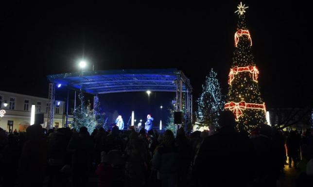 Rozświetlenia choinki miejskiej i dekoracji świątecznych