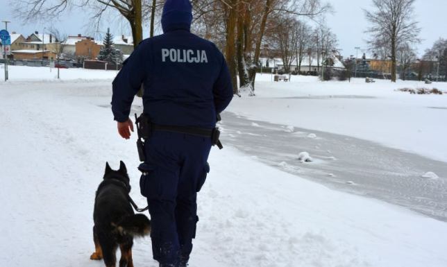 Uważajmy - na jeziorach lód jest jeszcze cienki Warstwa lodu jest cienka i w każdej chwili może się załamać - informuje policja