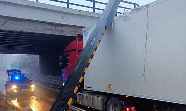 24-latek zignorował znaki drogowe i uderzył w wiadukt w Olecku