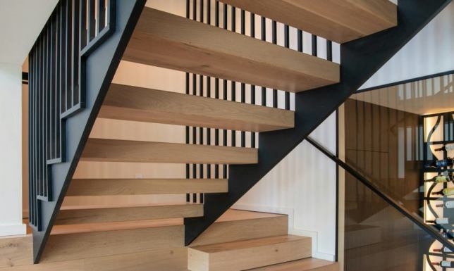 Od stanu surowego po gotowe stopnie. Jak dopasować konstrukcję schodów do budynku