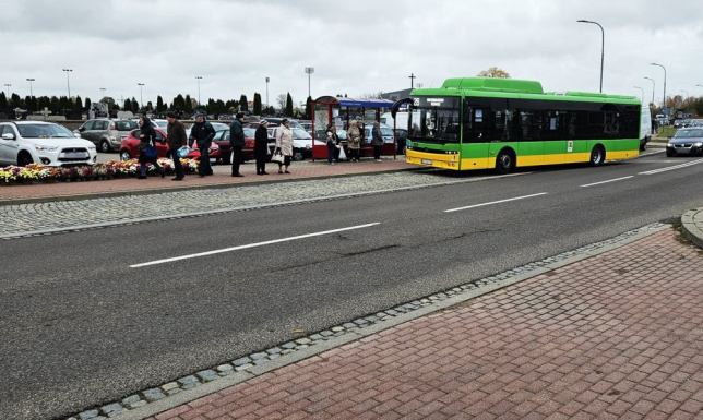 Policjanci przypominają o zmianie w organizacji ruchu przy cmentarzach tymczasowa organizacja ruchu w rejonie suwalskich cmentarzy
