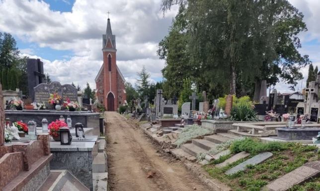 trwają prace związane z poprawą chodnika na cmentarzu w Suwałkach