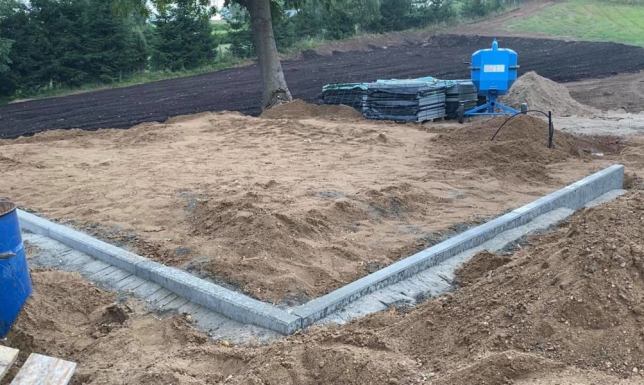 znieważyli miejsce spoczynku zmarłych pochowanych na cmentarzu