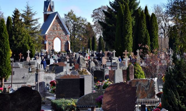 Tłumy mieszkańców i przyjezdnych osób odwiedzają suwalskie cmentarze