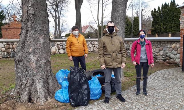 posprzątali teren wokół cmentarza 7 wyznań.