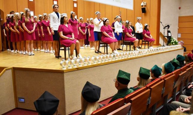 Pięćdziesiąt kobiet i pięciu panów przystąpiło w piątek do czepkowania