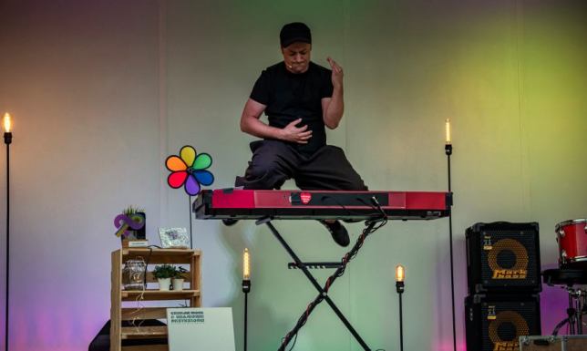Muzyczny Stand-up Czesława Mozila w hotelu Loft 1898 Czesław Mozil występ w Suwałkach