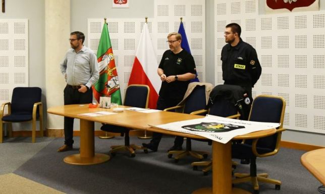 Strażacy udzielili mieszkańcom instruktażu, jak zamontować urządzenie