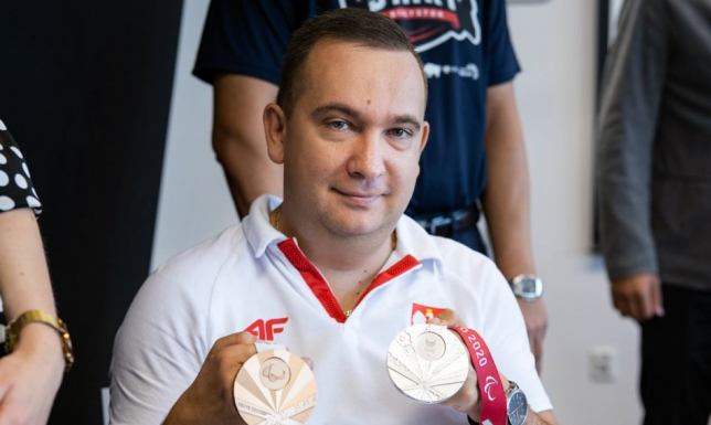 Wicemistrz olimpijski z nagrodą marszałka Rafał Czuper, medalista Igrzysk Paraolimpijskich w Tokio z czekiem od marszałka