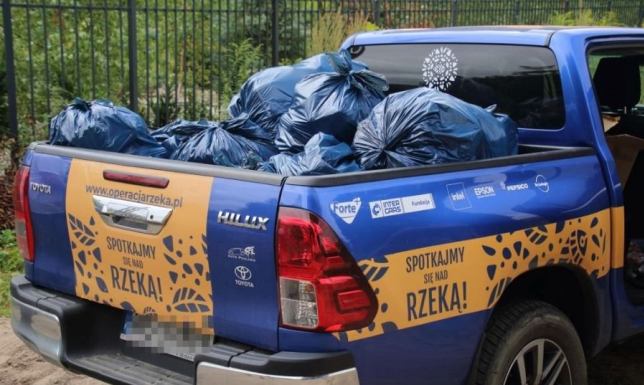 Pół tony odpadów w Czarnej Hańczy akcja sprzątania Czarnej Hańczy w ramach Operacja Czysta Rzeka