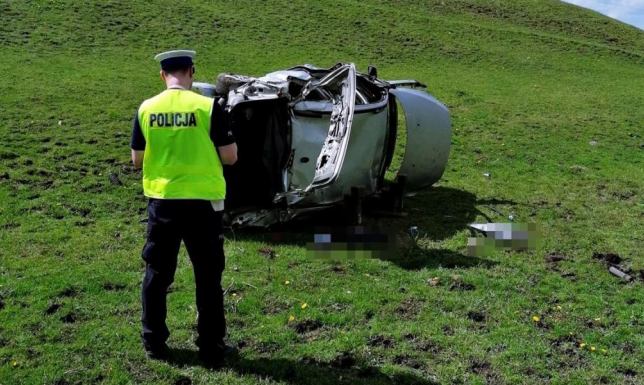 Dachowanie na trasie Prudziszki - Jeleniewo kierowca dachował jadąc od Jeleniewa w kierunku Prudziszk
