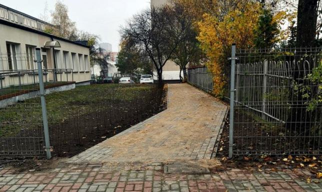 Ścieżka gotowa - nie trzeba chodzić przez przedszkole Nowy chodnik obok przedszkola przy Waryńskiego