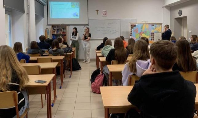 Uczennice ZS 4 pokazują jak zadbać o siebie i swoją głowę Równowaga umysłowa - co zrobić aby nie pękła ci głowa