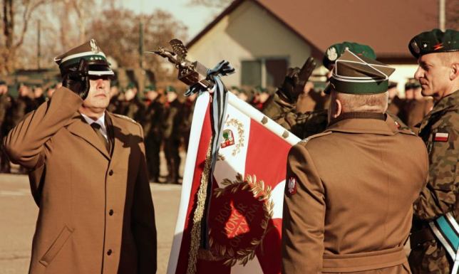 Paweł Gandera dowódcą 14 Suwalskiego Pułku Przeciwpancernego ceremonia przekazania obowiązków dowódcy suwalskiej jednostki
