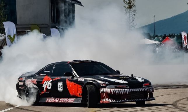 Miłośnicy motoryzacji na bakier z przepisami Spotkanie miłośników motoryzacji w Olecku