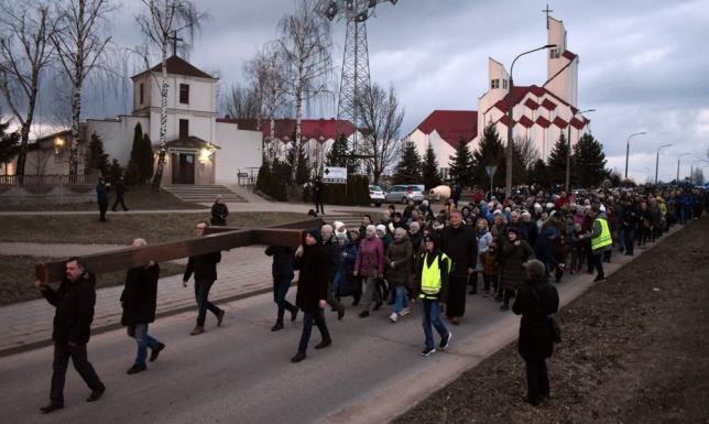 Droga krzyżowa to nabożeństwo wielkopostne o charakterze adoracyjnym