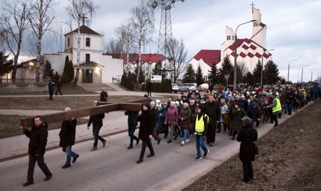 W związku z przejściem uczestników „Miejskiej Drogi Krzyżowej”