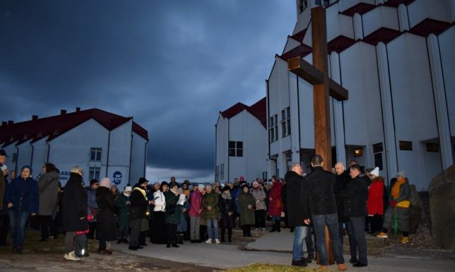 mieszkańcy Suwałk wyruszyli w Miejskiej Drodze Krzyżowej
