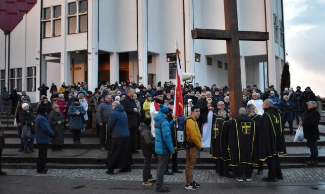 Droga krzyżowa, będąca aktem pobożności wykonywanym przez chrześcijan