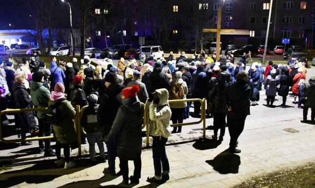 licznie zebrani mieszkańcy Suwałk uczestniczyli w Miejskiej Drodze Krzyżowej