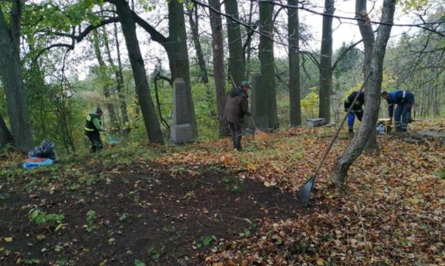 Druhowie posprzątali cmentarz Zabytkowy cmentarz ewangelicki w podsuwalskim Sobolewie posprzątali druhowie