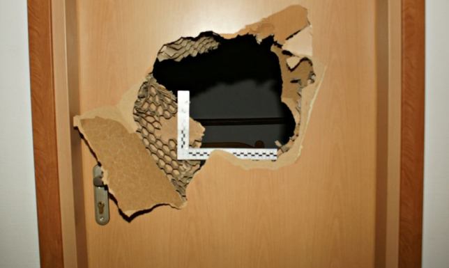 Mężczyzna w jednym z lokali w Suwałkach uderzał pięścią w drzwi