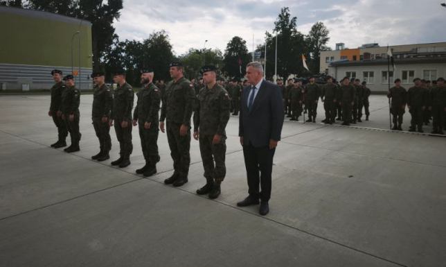 To trzecia odznaka przyznana osobie cywilnej w historii jej nadawania