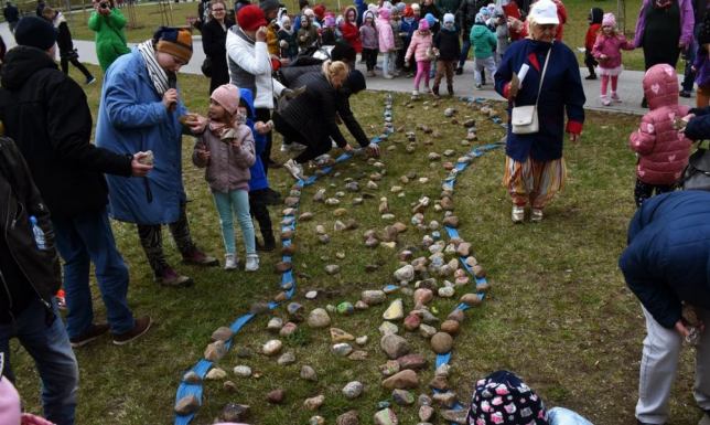 Zarybienie Czarnej Hańczy, ułożenie „Rzeki życzeń”, czy puszczanie do wody łódek origami