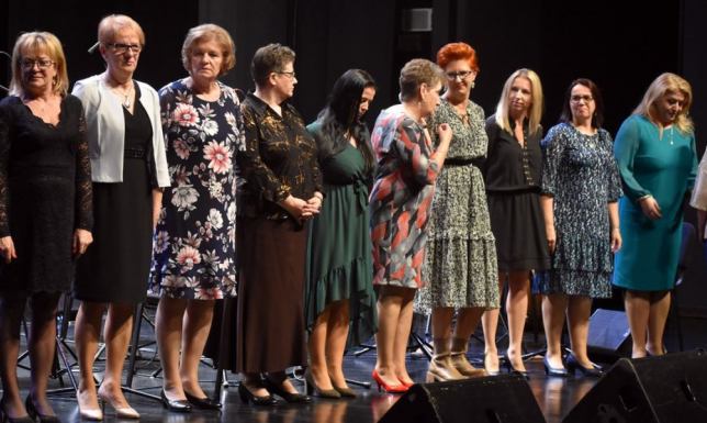 55 suwalskich nauczycieli osiągnęło w ostatnim czasie wiek emerytalny i wciąż pracuje zawodowo