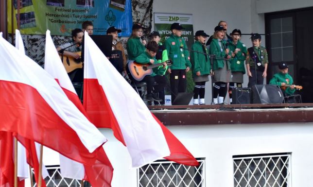 prezydent Suwałk rozdał mieszkańcom biało-czerwone flagi