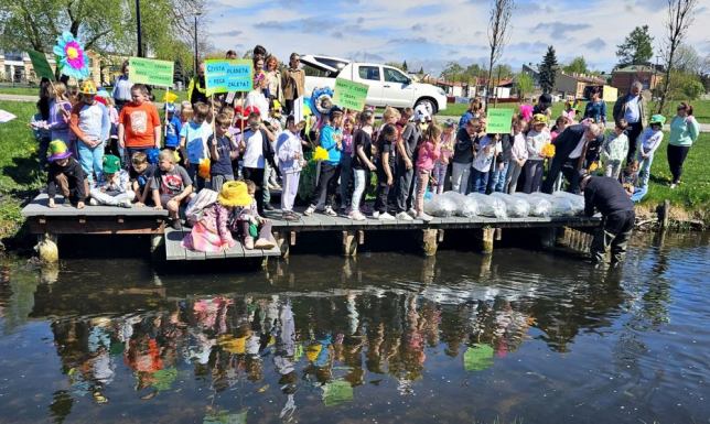 Wspólne zarybianie Czarnej Hańczy z okazji Światowego Dnia Ziemi