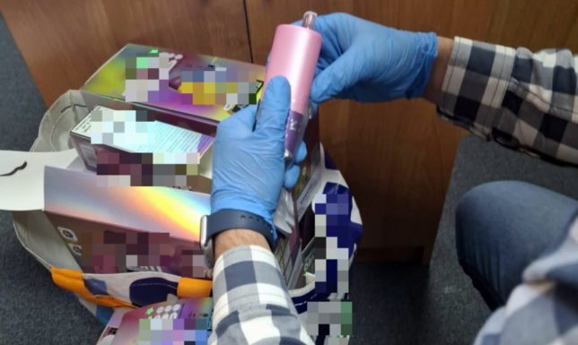 policjanci ujawnili 77 sztuk e-papierosów o różnych smakach