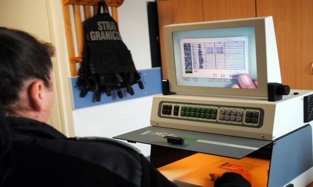 Poszukiwany listem gończym wpadł z podrobionymi dokumentami