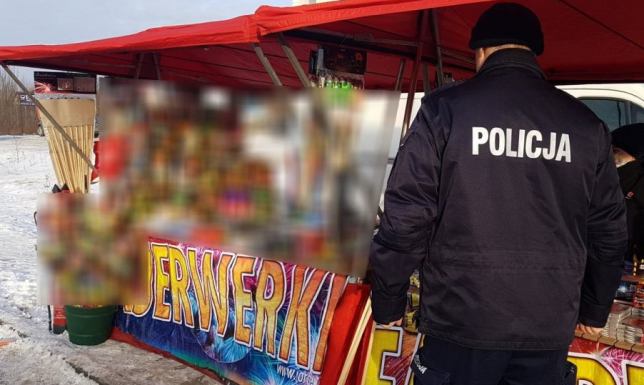Policjanci ostrzegają przed nierozważną zabawą z fajerwerkami