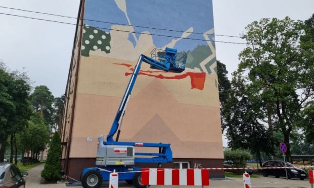 Artyści pracują nad wielkoformatowymi obrazami w Augustowie