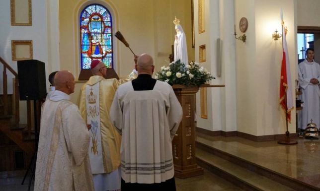 Figura Matki Boskiej Fatimskiej w parafii Piotra i Pawła w Suwałkach