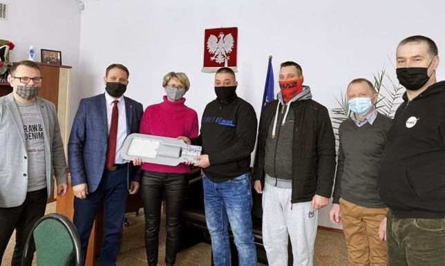Druhowie przekazali lampy LED oświetlenie ulicy Garbarskiej w Filipowie