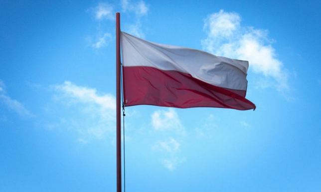 Maszty z flagą Polski pojawią się w większości gmin powiatu suwalskiego