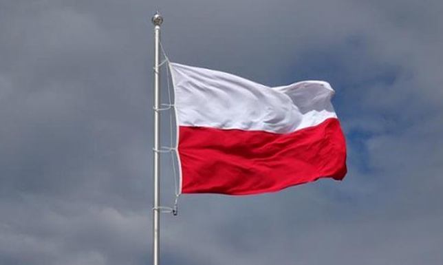 Na obecną chwilę nie jest planowane ustawienie pojemników na zniszczone flagi