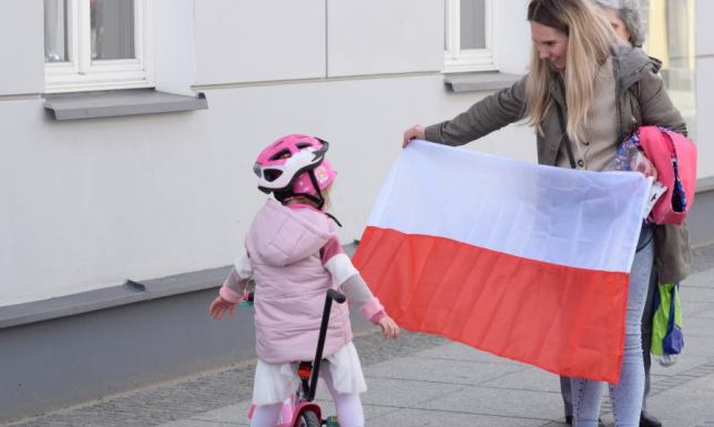 Prezydent rozdawał flagi mieszkańcom Flagi na święta majowe od Czesława Renkiewicza