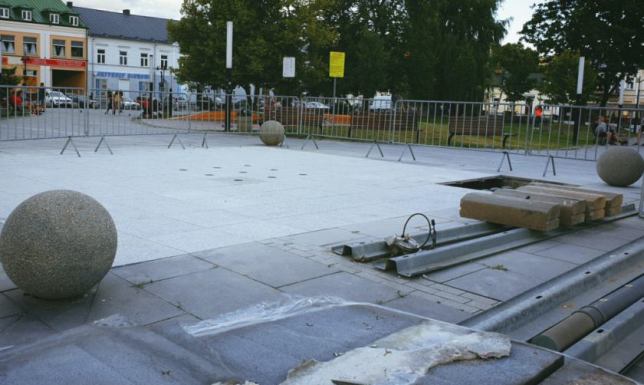 Naprawiają fontannę na Placu Marii Konopnickiej Zepsuta fontanna na placu Marii Konopnickiej