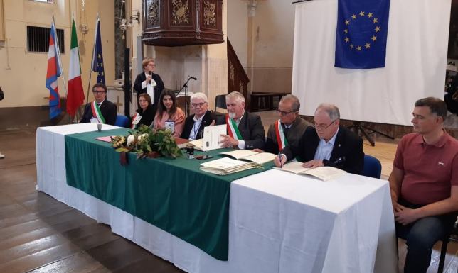 Prezydent Suwałk we Włoszech podpisał projekt ws. zielonej transformacji LOKALNE ZIELONE ŁADY: NASZE GMINY NA RZECZ ZIELONEJ TRANSFORMACJI