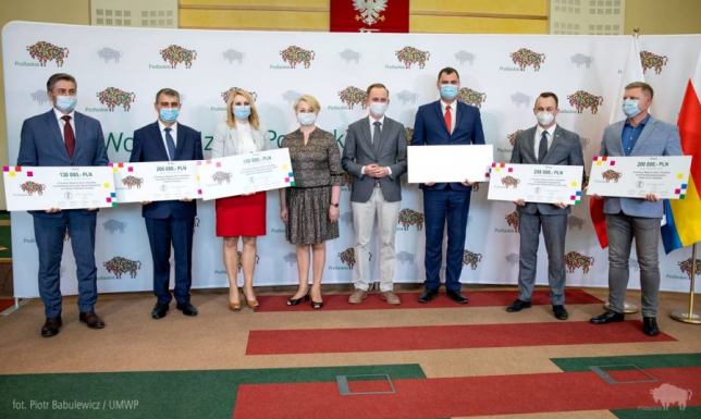 Kolejne samorządy ze środkami z Funduszu Wsparcia Gmin i Powiatów Kolejne inwestycje zostaną wykonane dzięki pieniądzom z budżetu województwa