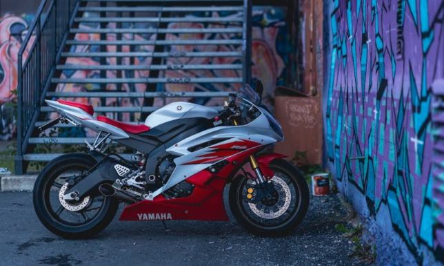 Olej do amortyzatorów motocyklowych — na co zwrócić uwagę podczas zakupu? Olej do amortyzatorów motocyklowych — na co zwrócić uwagę podczas zakupu?