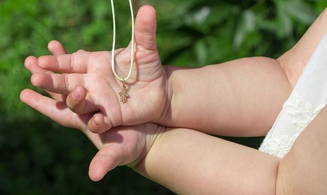 Medaliki - klasyczne prezenty na chrzest i komunię