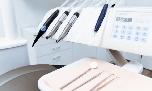 Wyposażenie gabinetu stomatologicznego - co jest niezbędne?