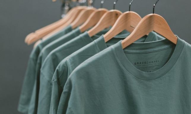 Jak stworzyć spójną kolekcję odzieży promocyjnej dla firmy